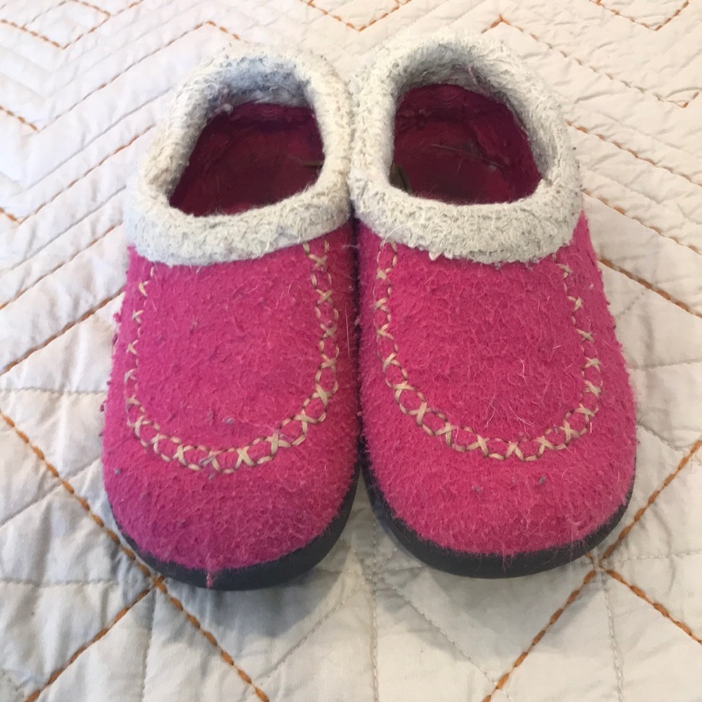 3/$15 KAMIK 8T Cozy Cabin Slippers Pink Fleece Toddler Girls Slip On Rubber Sole - Picture 1 of 3
